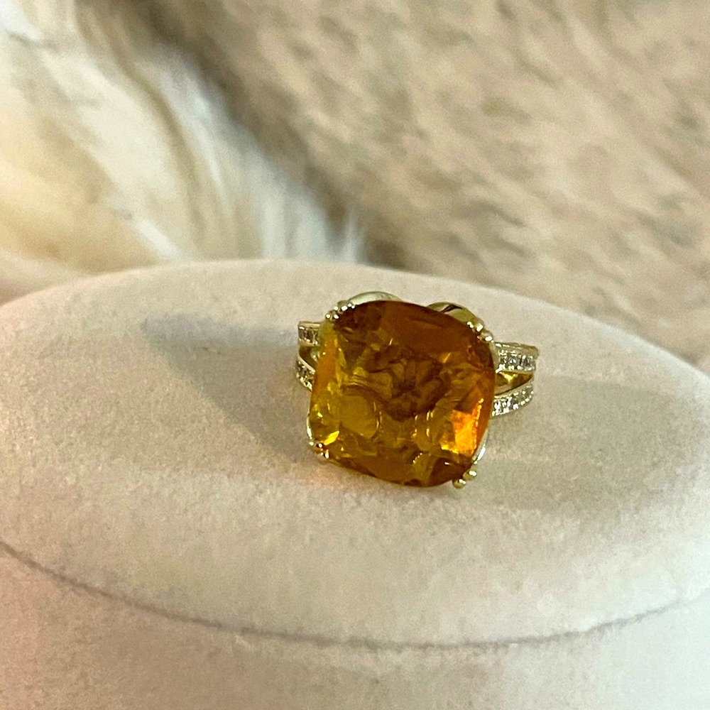 Elegant Gold and Yellow Gemstone Ring size 6